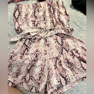 Bandeau romper with tie…does have stretch. Worn once on vacation.  No issues!